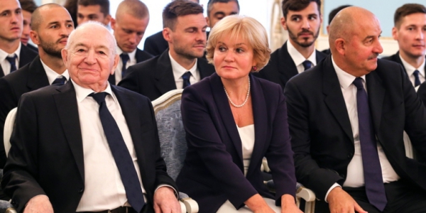 Родные и близкие, Дегтярев, Колосков, Дюков, футболисты «Спартака»: Церемония прощания с Никитой Симоняном на футбольном поле стадиона Родные и близкие, Дегтярев, Колосков, Дюков, футболисты «Спартака»: Церемония прощания с Никитой Симоняном на футбольном поле стадиона