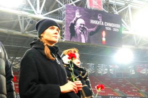 Родные и близкие, Дегтярев, Колосков, Дюков, футболисты «Спартака»: Церемония прощания с Никитой Симоняном на футбольном поле стадиона Родные и близкие, Дегтярев, Колосков, Дюков, футболисты «Спартака»: Церемония прощания с Никитой Симоняном на футбольном поле стадиона