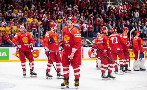 Трамп, Путин, Лукашенко, прокладывая путь Овечкину, выкидывают француза за борт Трамп, Путин, Лукашенко, прокладывая путь Овечкину, выкидывают француза за борт